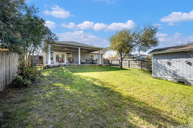 view of yard featuring a patio, a fenced backyard, and a ceiling fan