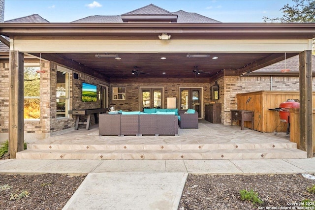 view of patio featuring outdoor lounge area and ceiling fan