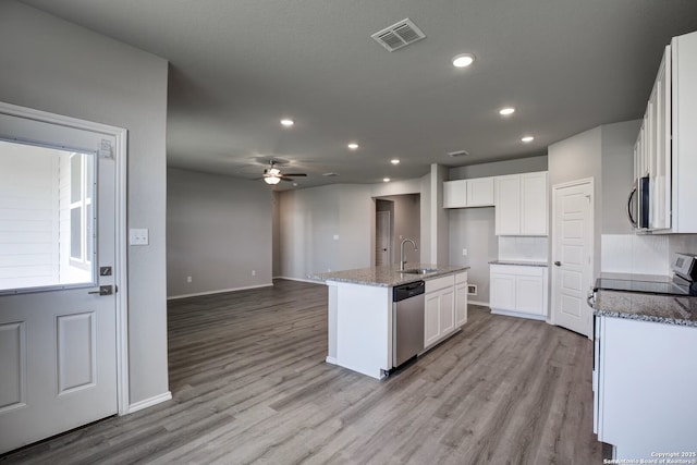 kitchen with visible vents, light wood-style flooring, a sink, ceiling fan, and stainless steel appliances