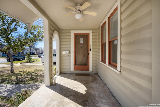 property entrance featuring a ceiling fan