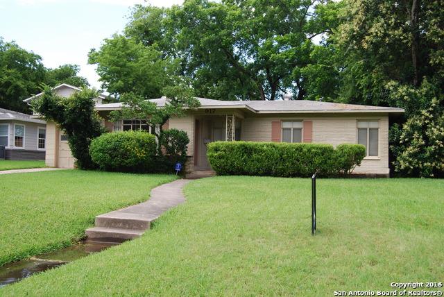 ranch-style house featuring a front yard