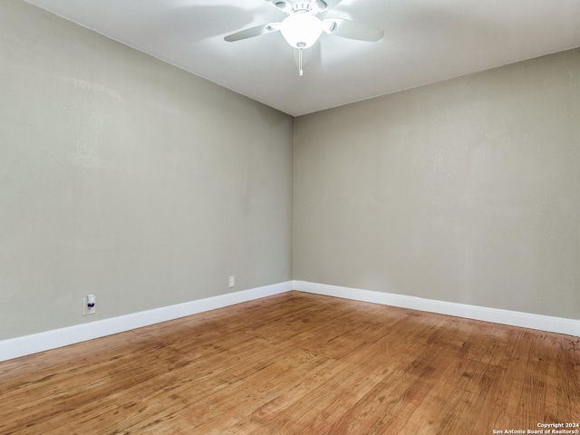 unfurnished room featuring light wood-style flooring, baseboards, and ceiling fan