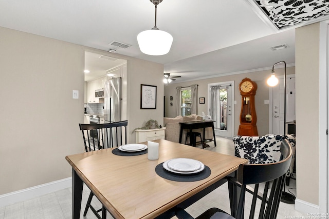 dining space featuring visible vents, ceiling fan, and baseboards