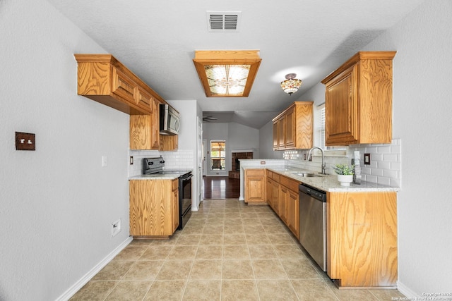 kitchen featuring visible vents, a sink, tasteful backsplash, appliances with stainless steel finishes, and baseboards