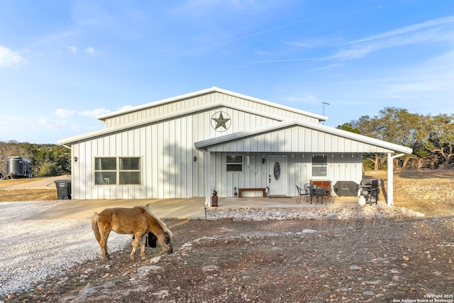 view of outbuilding with gravel driveway