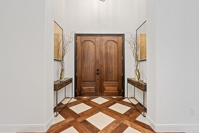 entryway featuring baseboards