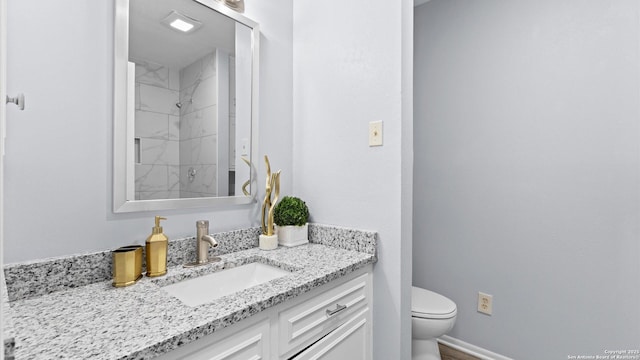 full bathroom with a shower, toilet, vanity, and baseboards