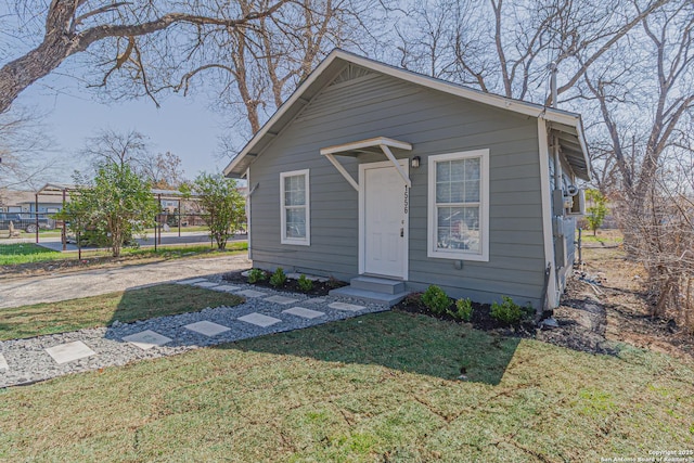 bungalow featuring a front yard