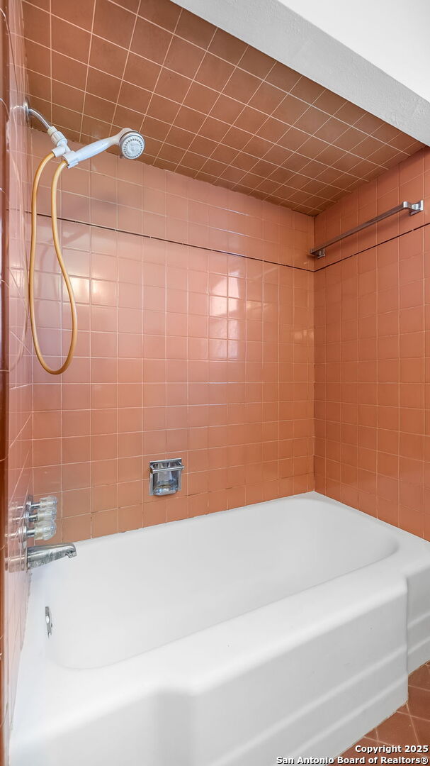 full bath with bathtub / shower combination