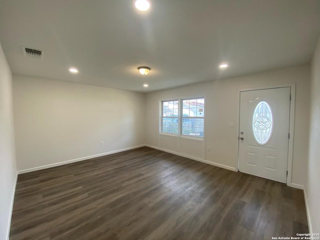 foyer with dark wood-style floors, visible vents, recessed lighting, and baseboards