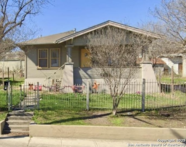 view of front facade featuring a fenced front yard