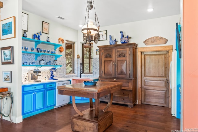 kitchen featuring dishwasher, blue cabinets, visible vents, and dark wood-style flooring