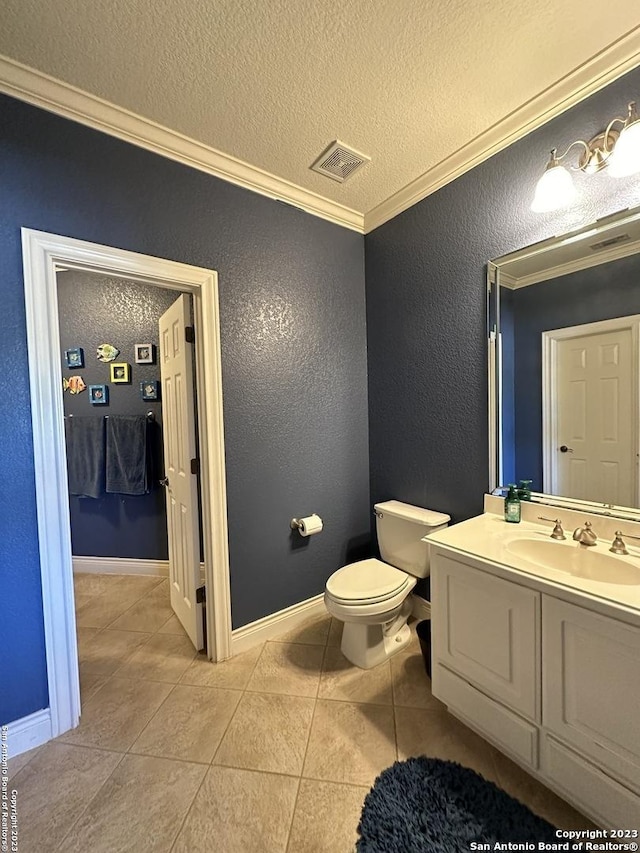 bathroom with visible vents, a textured ceiling, crown molding, and a textured wall