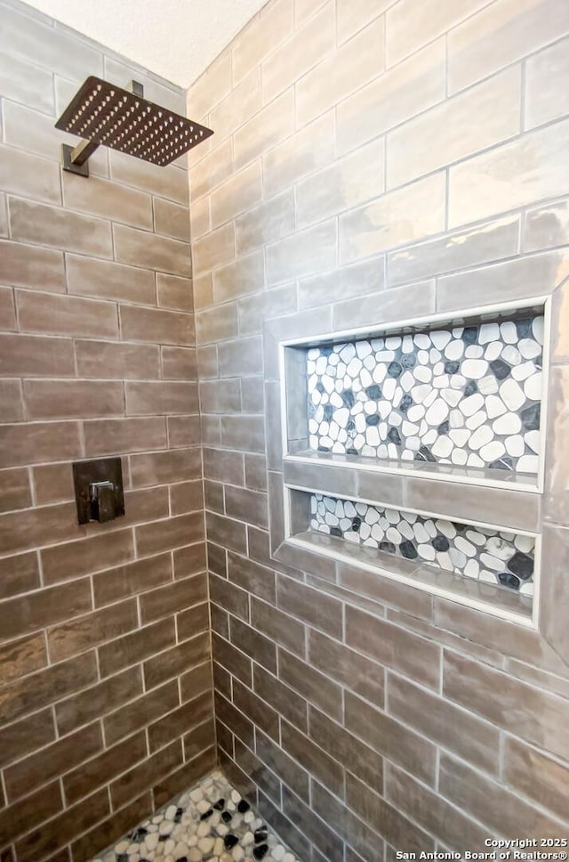 full bathroom featuring tiled shower