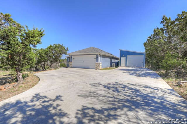 view of front of property with a detached garage and an outdoor structure