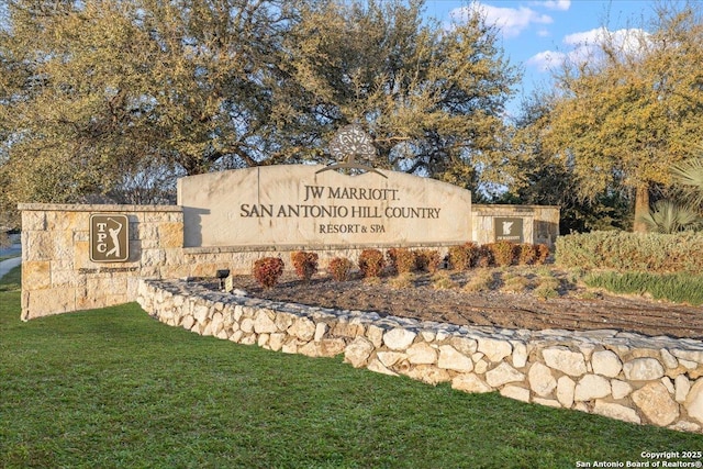 community sign featuring a yard