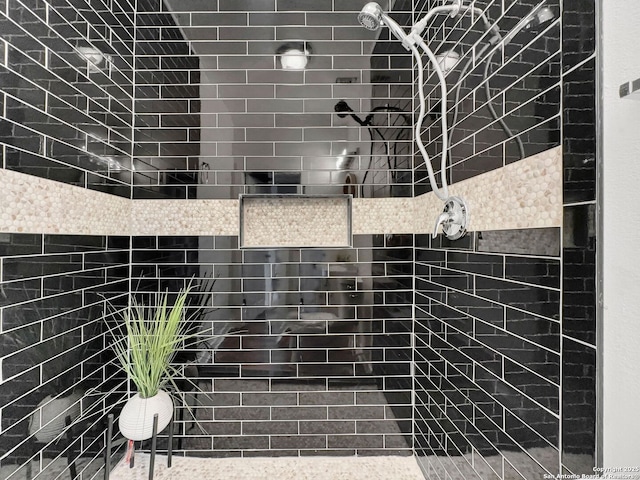 bathroom featuring a tile shower