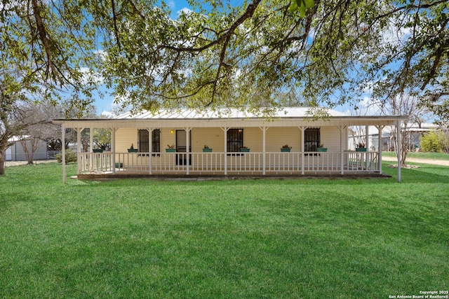 view of front of home featuring a front yard