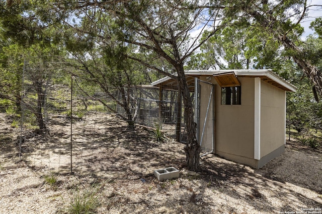 view of outdoor structure with an outbuilding