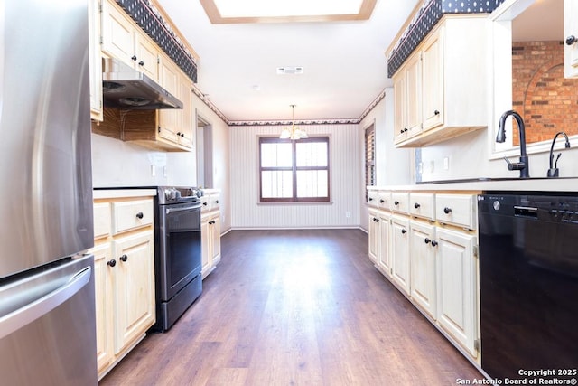 kitchen with visible vents, under cabinet range hood, wood finished floors, appliances with stainless steel finishes, and baseboards