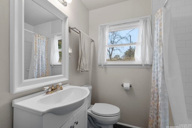 full bathroom featuring curtained shower, toilet, and vanity