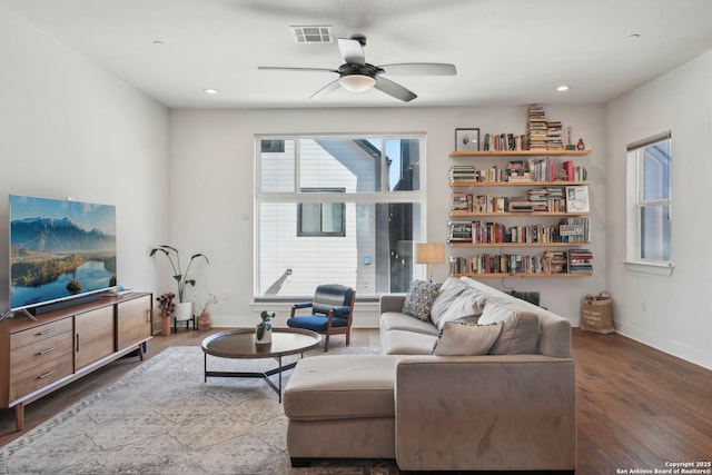 living room featuring visible vents, wood finished floors, recessed lighting, baseboards, and ceiling fan