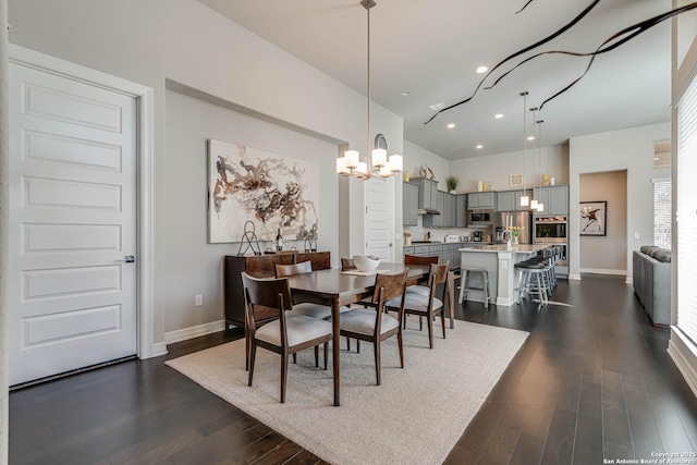 dining room with an inviting chandelier, recessed lighting, baseboards, and dark wood-style flooring