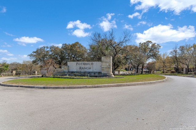 community sign with a lawn