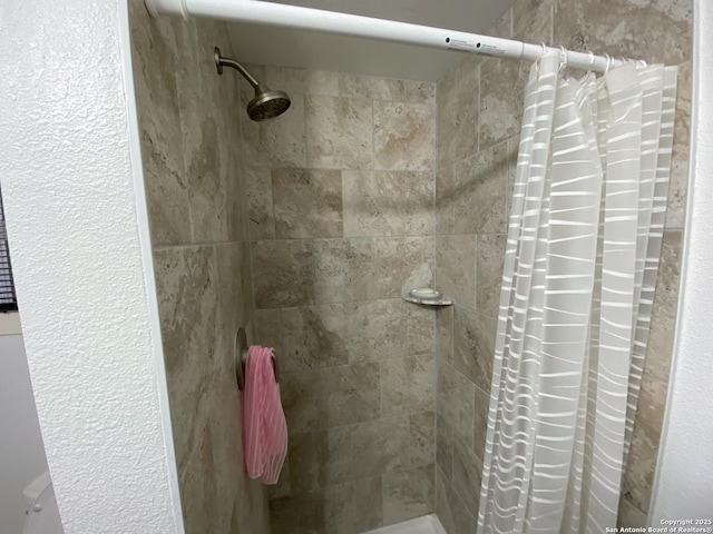 bathroom featuring a tile shower