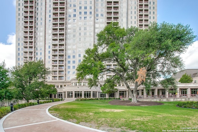 view of home's community featuring a yard