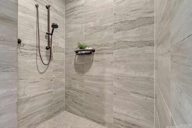 full bathroom featuring tiled shower