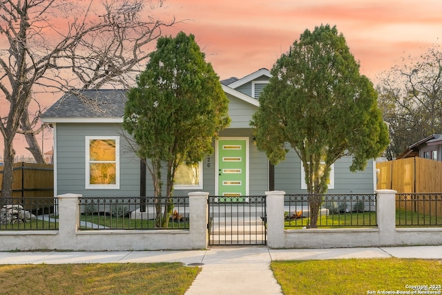 view of front of property featuring a porch, a gate, and a fenced front yard