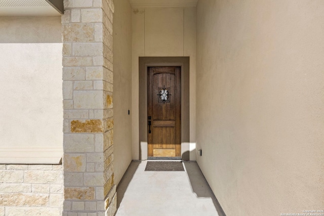 entrance to property with stucco siding