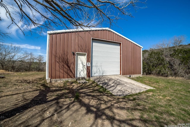 view of outdoor structure featuring an outdoor structure and driveway