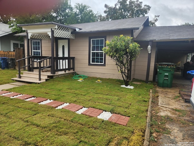 view of front of property featuring a front yard