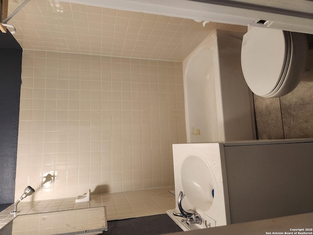 bathroom featuring tile walls