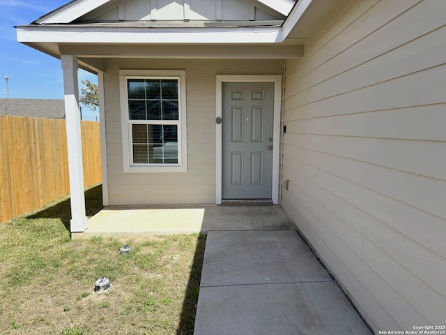 entrance to property with fence