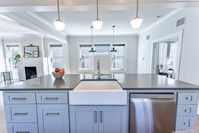 kitchen featuring a sink, visible vents, open floor plan, and crown molding