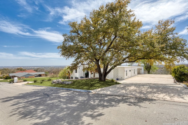 view of front of house with a front lawn and driveway