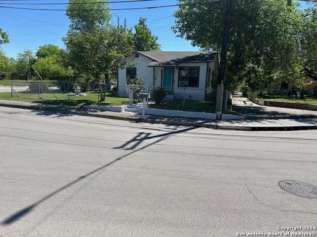 view of front of property featuring a front yard and a fenced front yard