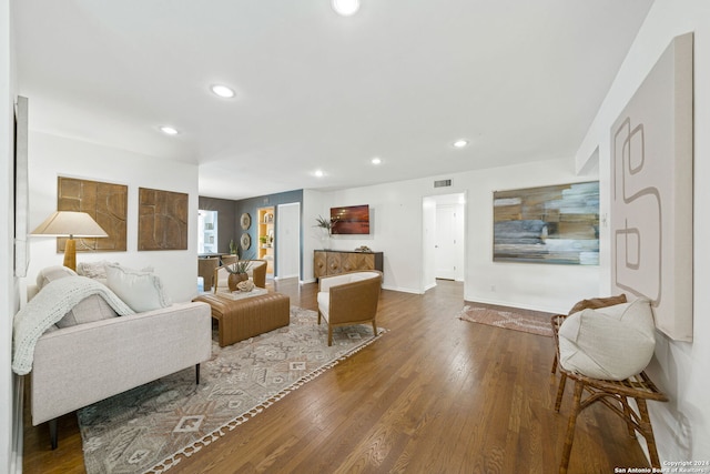 living room featuring visible vents, recessed lighting, baseboards, and wood finished floors