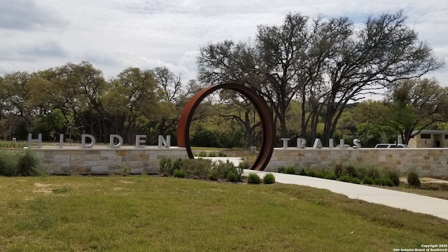 community sign with a lawn