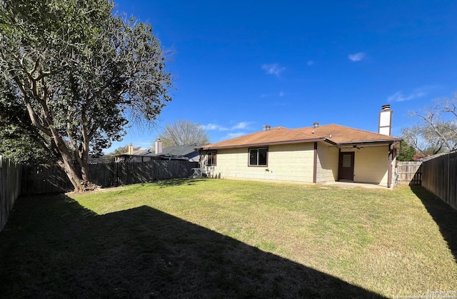 view of yard featuring a patio, a fenced backyard, and a ceiling fan