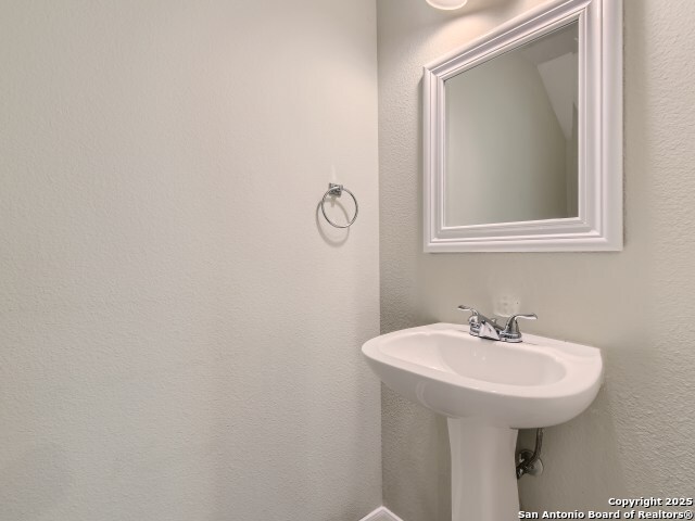 bathroom featuring a textured wall