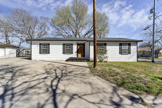 view of front of house featuring a front lawn