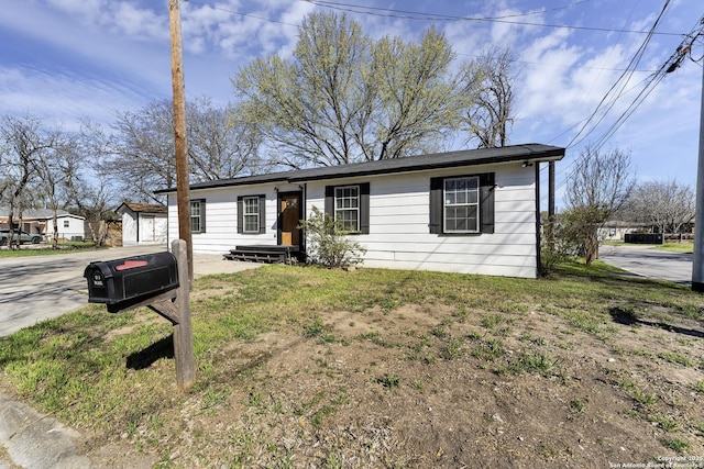 view of front of property with driveway