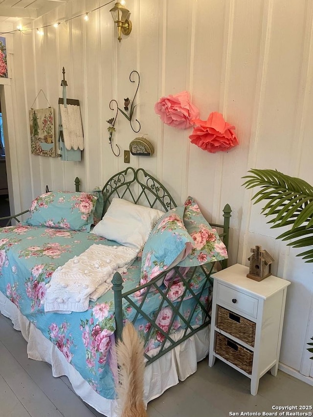 bedroom featuring a decorative wall