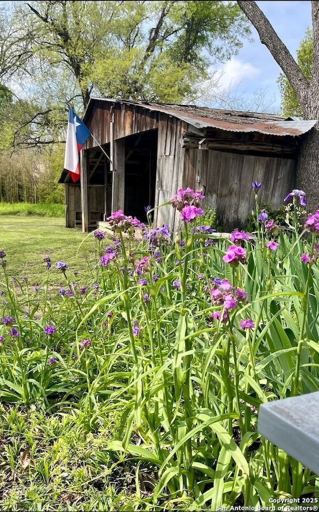 view of outdoor structure featuring an outbuilding