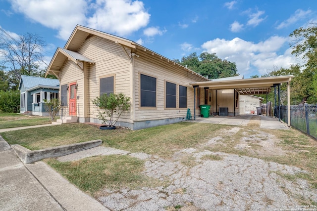 view of side of home featuring fence, cooling unit, a yard, crawl space, and driveway