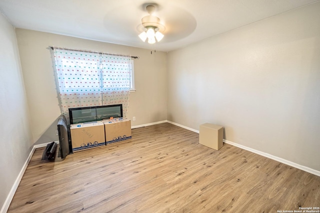 unfurnished room featuring light wood-style flooring, baseboards, and ceiling fan